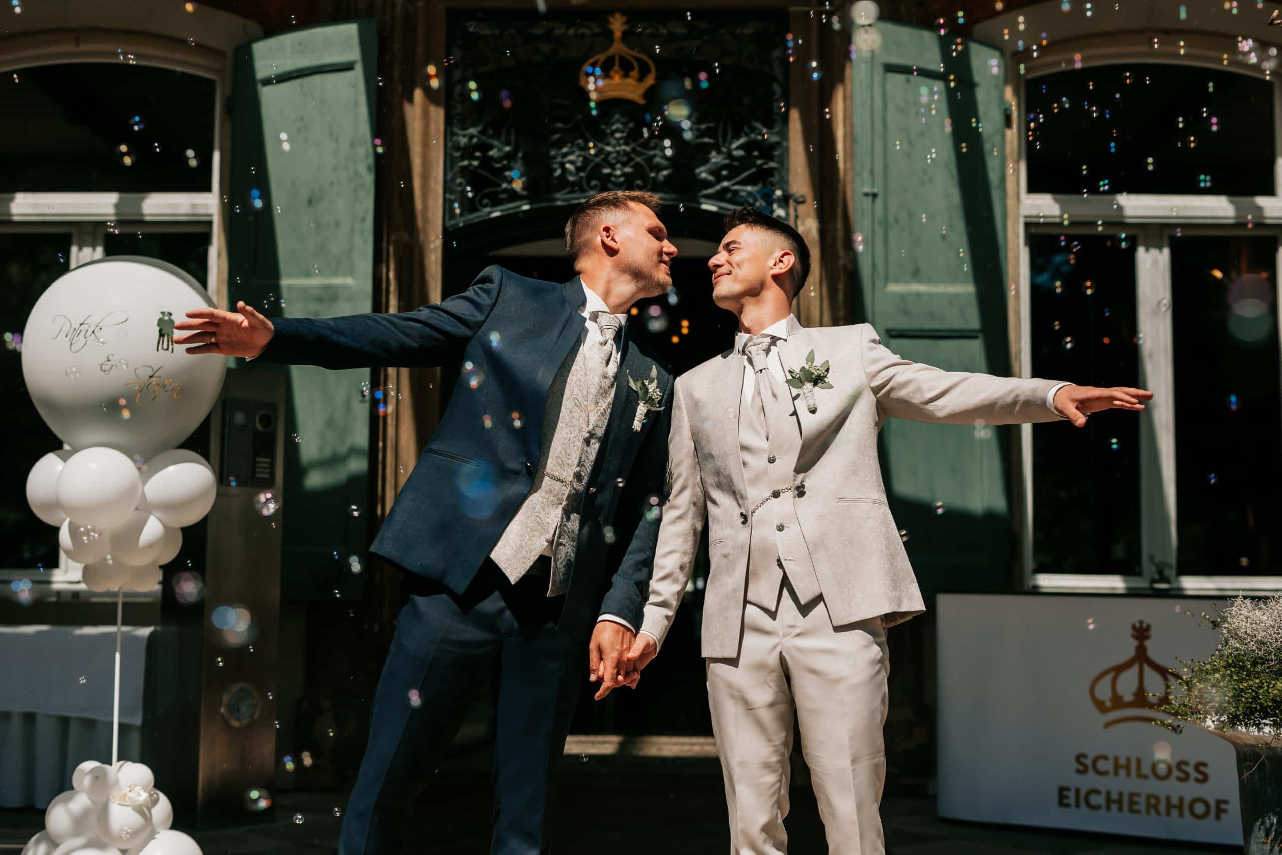 In unserer Galerie findest du inspirierende Hochzeitsfotos, die von den erfahrenen Hochzeitsfotografen von Markenhochzeit festgehalten wurden.