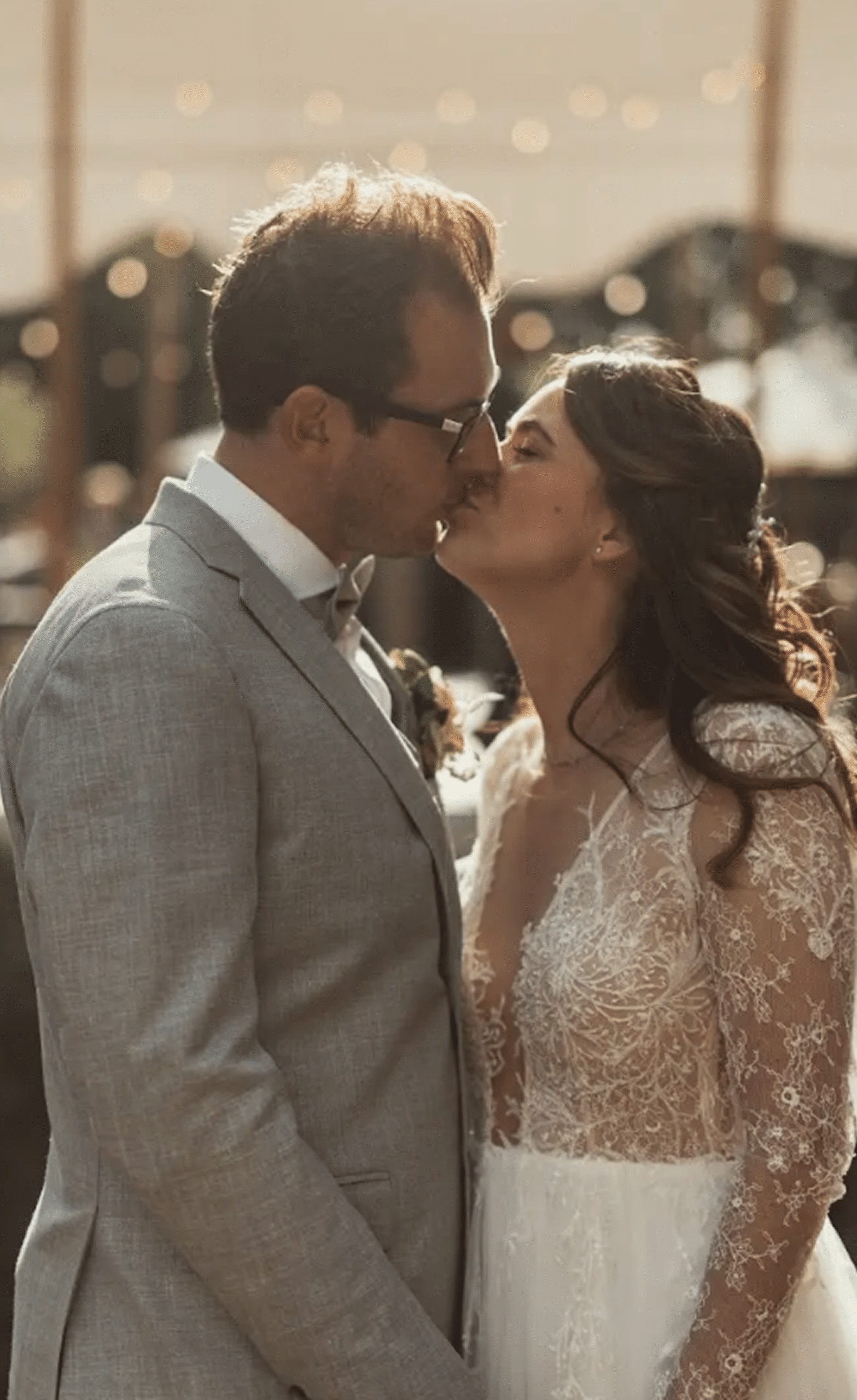 Der Hochzeitsfotograf stimmt sich mit dem Brautpaar vor der Hochzeit ab. Am Tag der Hochzeit kann das Brautpaar sich auf die Feier konzentrieren.