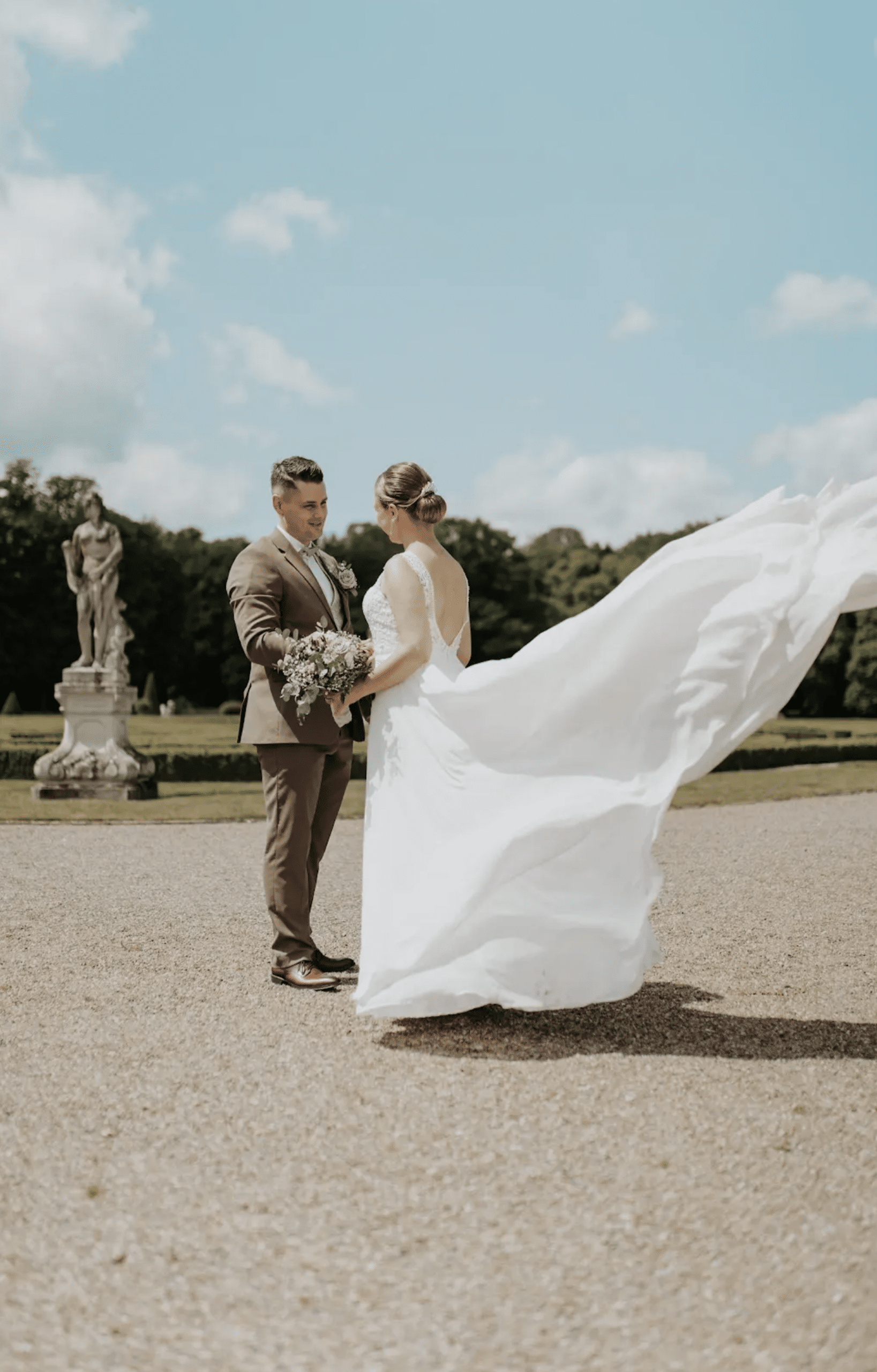 Unsere top-ausgebildeten Hochzeitsfotografen halten eure Hochzeitsfeier so einfühlsam fest, dass ihr euch ganz auf euren Tag konzentrieren könnt.
